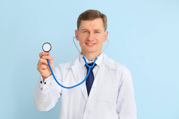 man cardioloog op kleur achtergrond - Foto, afbeelding