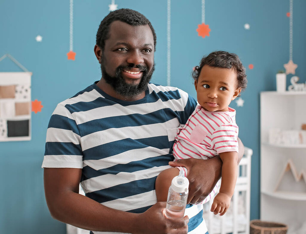 African-American man with his cute baby at home - Fotografie, Obrázek