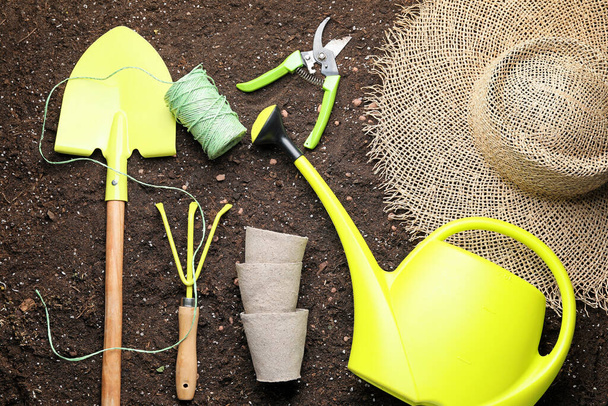 Conjunto de materiais de jardinagem no solo
 - Foto, Imagem