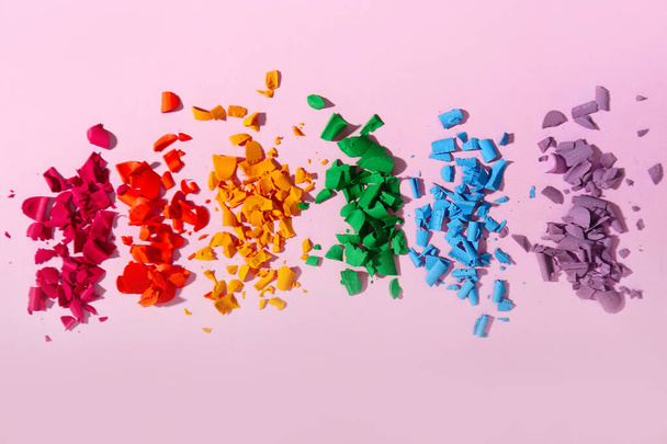 Crayones aplastados sobre fondo de color. Concepto LGBT
 - Foto, imagen