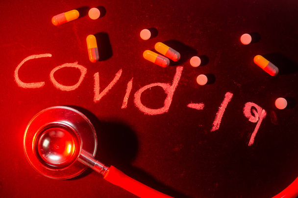Covid-19 Coronavirus Konsepti - kara tahtada cre ile yazı - Fotoğraf, Görsel