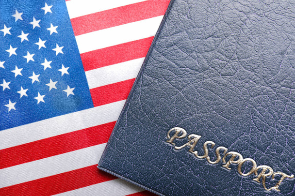 Paspoort op Usa vlag, close-up. Immigrantenconcept - Foto, afbeelding