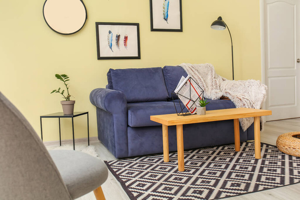 Interno del moderno soggiorno con comodo divano e tavolo - Foto, immagini