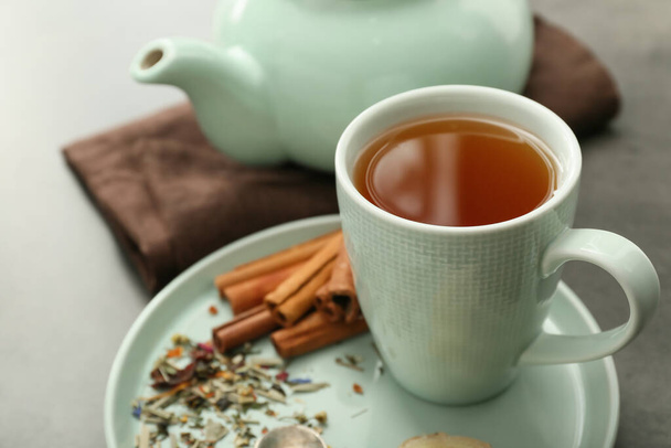 Чашка гарячого чаю з корицею на столі
 - Фото, зображення