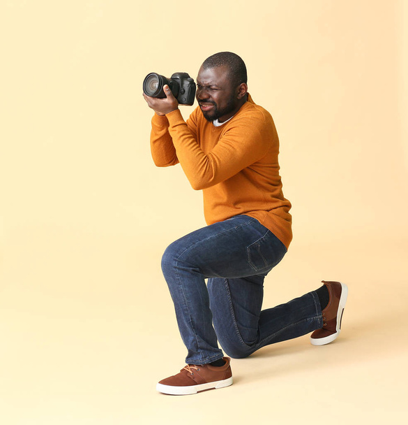 Fotografo afro-americano su sfondo a colori
 - Foto, immagini