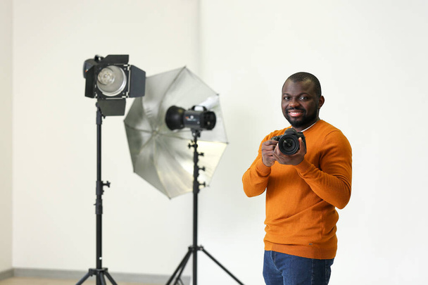 Афроамериканський фотограф у сучасній студії - Фото, зображення
