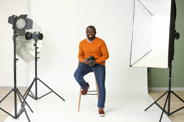 Αφροαμερικανός φωτογράφος στο σύγχρονο στούντιο - Φωτογραφία, εικόνα