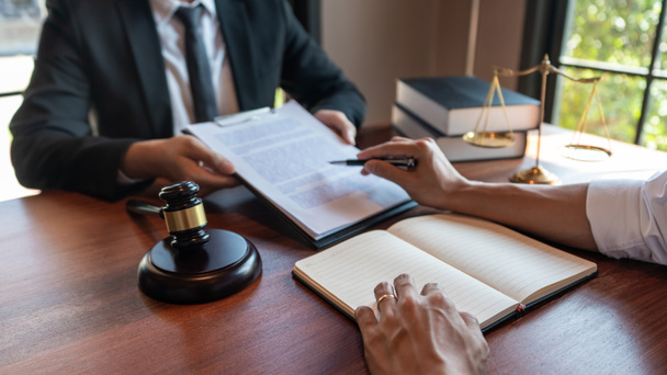 Мужній нотаріус або суддя консультується або обговорює контракти з клієнтом Businessman на посаді, в концепції юридичних послуг. - Фото, зображення