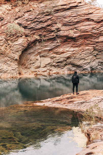 オーストラリアの若いソロ旅行者のバックパッカーは、先住民文化の聖地を楽しんでいます - 写真・画像