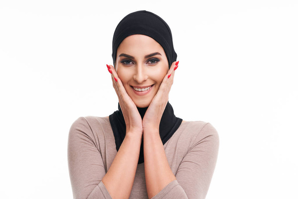 Donna musulmana su sfondo bianco
 - Foto, immagini
