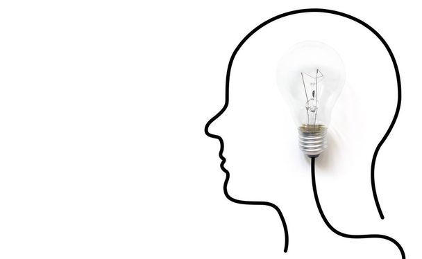 Kreatives Denken Ideen Gehirn Innovationskonzept. Glühbirne auf weißem Hintergrund mit Zeichenkopf Mensch - Foto, Bild