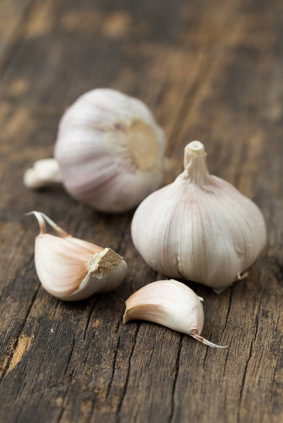 Garlic on old wood floor - Фото, изображение