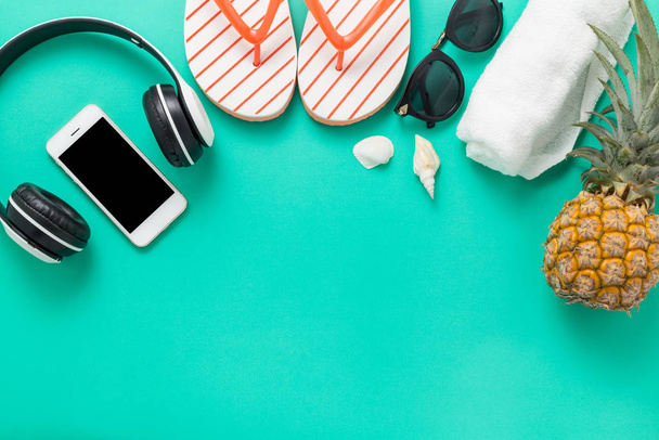 Fond vacances d'été Concept, Téléphone avec ananas, lunettes et tongs Sur fond vert et jaune vue de dessus
 - Photo, image