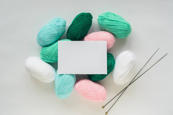 madejas de hilo de lana de color pastel acrílico
 - Foto, imagen