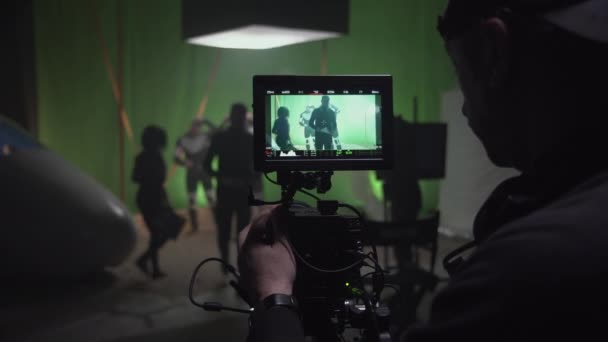 Cameraman filmando uma cena para um filme de ficção científica
 - Filmagem, Vídeo
