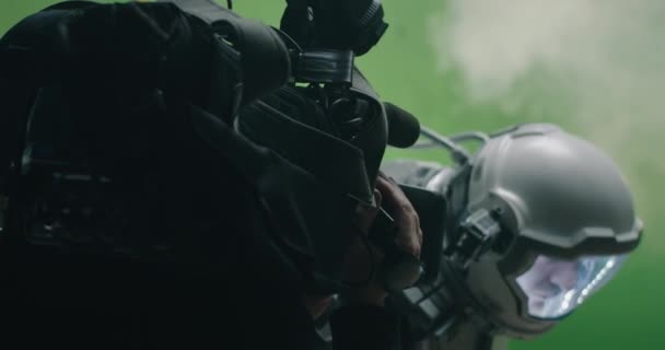 Aufnahme einer Szene mit einem Astronauten, der sich umschaut - Filmmaterial, Video