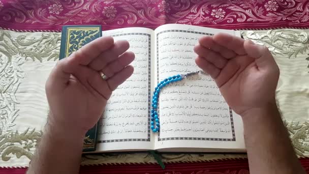 Oração islâmica - mãos de oração lendo o Alcorão e rosário
  - Filmagem, Vídeo