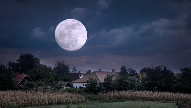 Ayın yükselişine Köyü üzerinden - Fotoğraf, Görsel