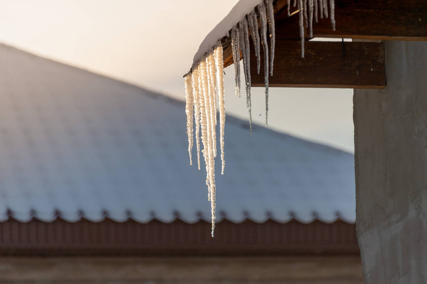 Eiszapfen auf dem Dach - Foto, Bild