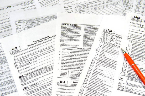 Formulaire d'impôt Déclaration de revenus des particuliers avec stylo
 - Photo, image