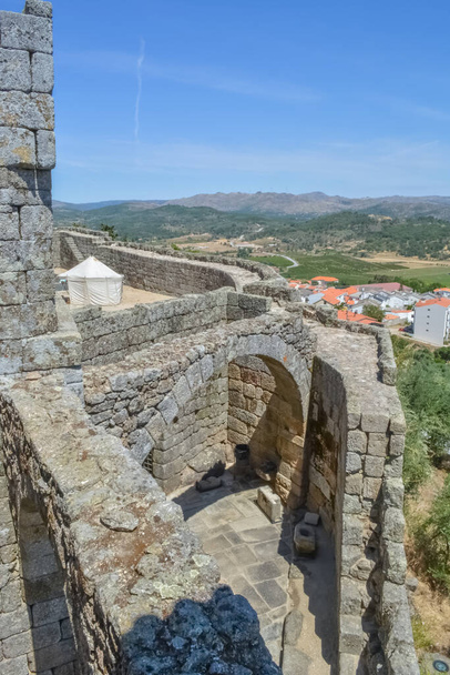 中世のベルモンテ城の内部遺跡で見る,ベルモンテ村の象徴的な記念碑の建物,ポルトガルの家父長制 - 写真・画像