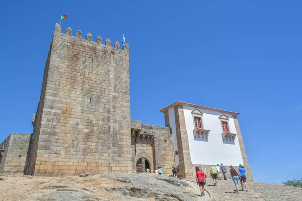 中世のベルモンテ城、ベルモンテ村の象徴的な記念碑の建物、ポルトガルの家父長制の外観で見る - 写真・画像