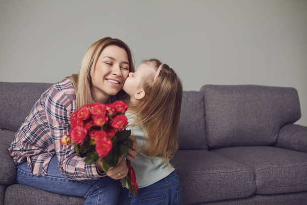 Happy mothers day. Daughter gives mom flowers. - Foto, Bild