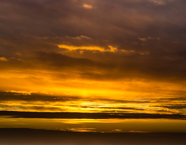 Fantastické tmavé bouřkové mraky při východu slunce - Fotografie, Obrázek