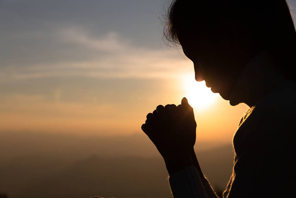  Donna Prega per la benedizione di Dio di desiderare una vita migliore. implorare
 - Foto, immagini