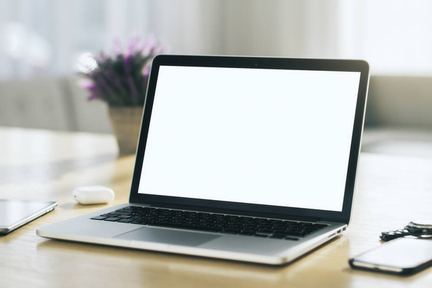 Close up de laptop moderno com tela em branco na mesa de madeira no interior ensolarado, mockup. Conceito de negócio e tecnologia
 - Foto, Imagem