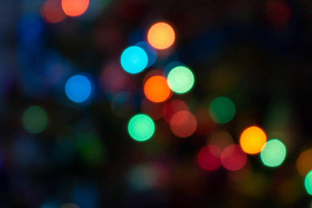 Kleurrijke gloeilampen en levendige ronde bokeh lichten boom feestelijke stemming bliksem - Foto, afbeelding