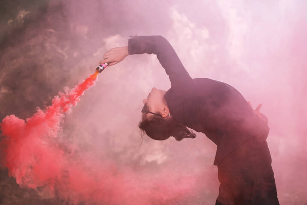Pasadoble, latijnse solo dans en hedendaagse dans - Jonge mooie vrouw dansen in rook wolk - Foto, afbeelding