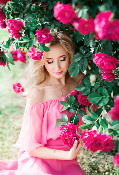 портрет блондинки в розах
 - Фото, изображение