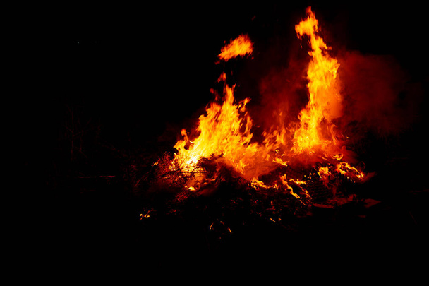flamme de feu sur fond noir - Photo, image