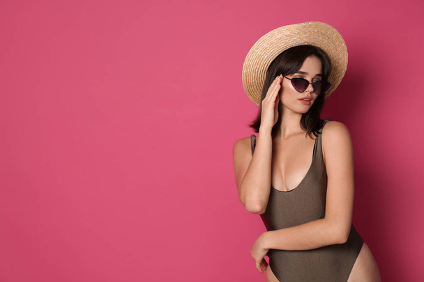 Beautiful young woman wearing swimsuit, hat and sunglasses on pi - Fotografie, Obrázek