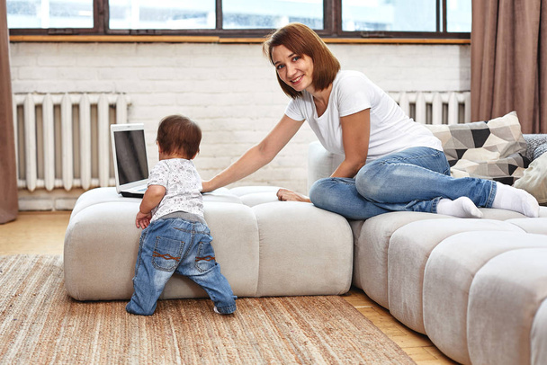 Feltaláló modern anya gyermekekkel multitasking reggel. Anya és a baba modern technológiák és kütyük. munka otthon az elterelésben. - Fotó, kép
