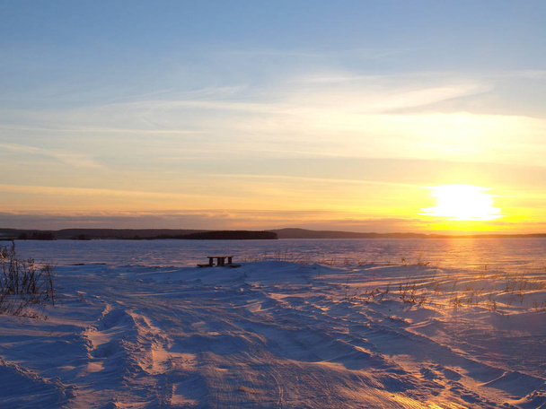Pôr do sol no rio gelado. Inverno, Rússia, Ural, Região de Perm
       - Foto, Imagem