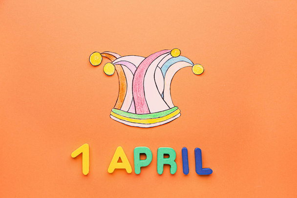 Шляпа дурака с датой 1 апреля на цветном фоне
 - Фото, изображение