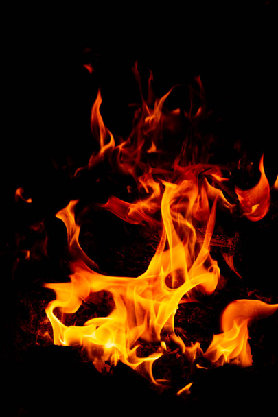 vlam van vuur op een zwarte achtergrond - Foto, afbeelding