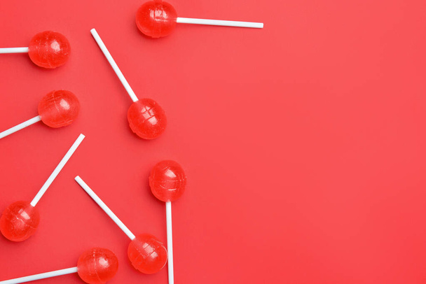 Lollipops saborosos no fundo da cor - Foto, Imagem