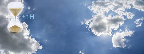Sommerzeit (dst). blauer Himmel mit weißen Wolken und Uhr. Umdrehungszeit vorwärts (+ 1h). - Foto, Bild