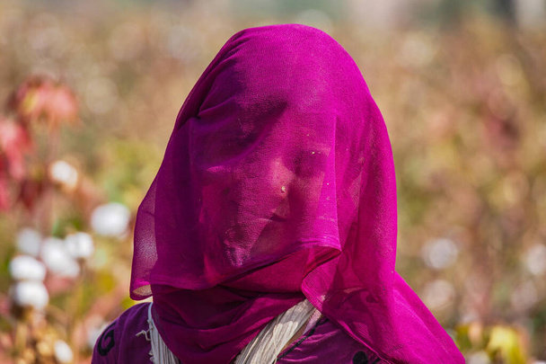 Jaisalmer, India - Dec 30, 2019: Мбаппе одевает женщин в Jaisalmer, Раджастхан
 - Фото, изображение