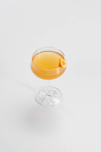 オレンジスライスの入ったガラスのカクテル  - 写真・画像