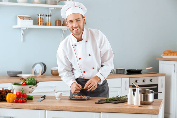 Cozinha masculina chef na cozinha
 - Foto, Imagem