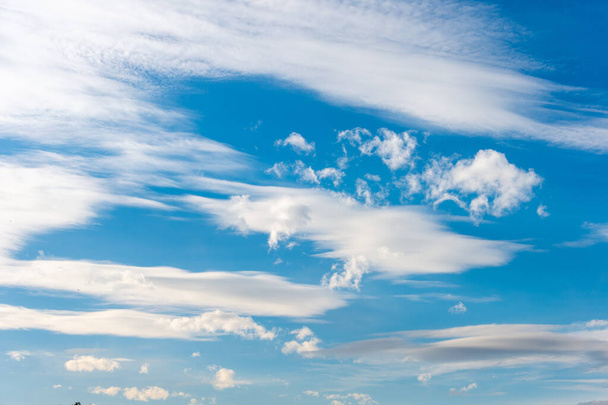 Hermosa nube en el cielo azul
 - Foto, Imagen