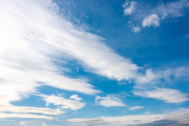 Mavi gökyüzünde güzel bulut - Fotoğraf, Görsel