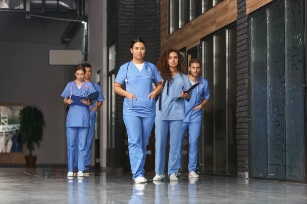 Ομάδα φοιτητών στο διάδρομο του ιατρικού πανεπιστημίου - Φωτογραφία, εικόνα