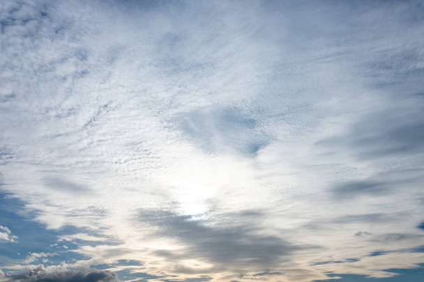 Όμορφη σύννεφο στο μπλε του ουρανού - Φωτογραφία, εικόνα