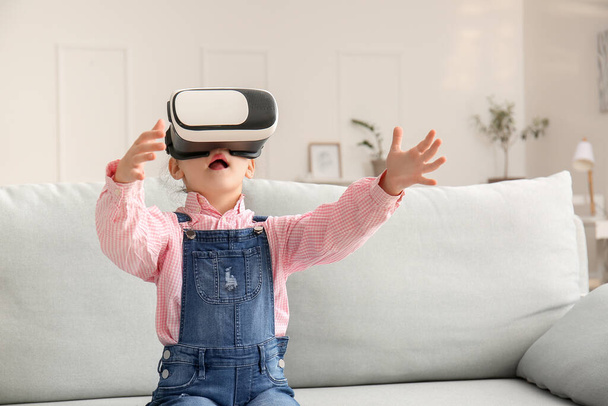 Bambina con occhiali di realtà virtuale a casa
 - Foto, immagini