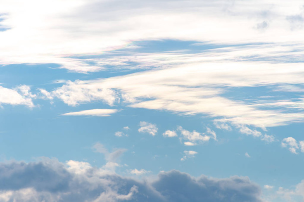 Hermosa nube en el cielo azul
 - Foto, imagen